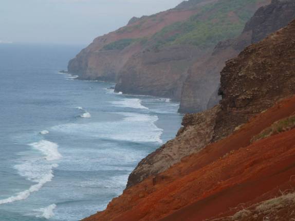 O cenário maravilhoso na trilha do Kalalao, ao longo da Na'Pali Coast, em Kauai, no Havaí